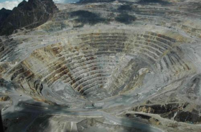 这个金矿位于印尼巴布亚省查亚峰的格拉斯伯格矿场.