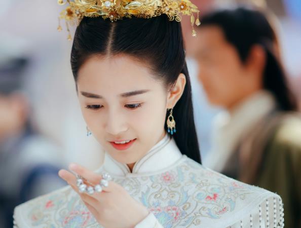 但她的老板却和杨幂有着千丝万缕的关系,陈钰琪第一次走红是在电视剧