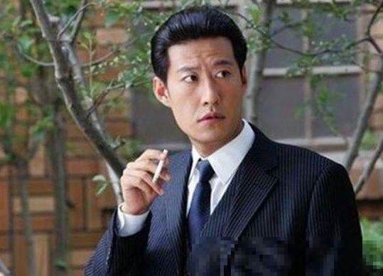 他是抗日英雄却被传出家暴妻子离婚后娶小13岁娇妻