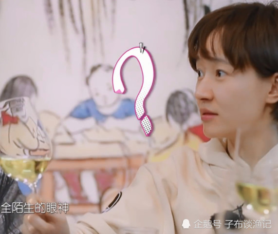 焦俊艳大学同学聚会,一旁打电话女生颜值太高,网友:可以出道了