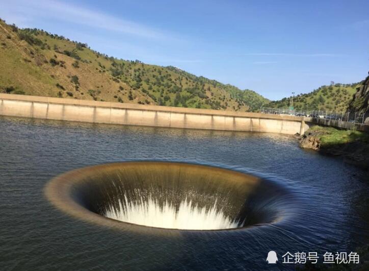 美国加州湖面惊现巨大黑洞,一只鸭子不幸被卷