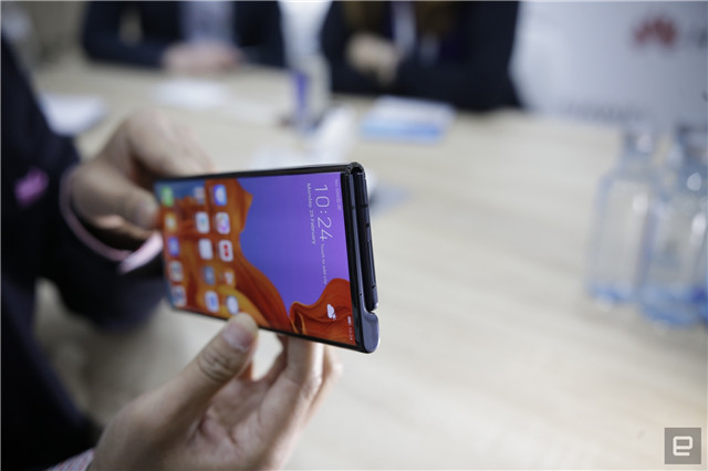 华为Mate X外媒评测汇总 折叠屏惊艳但细节有