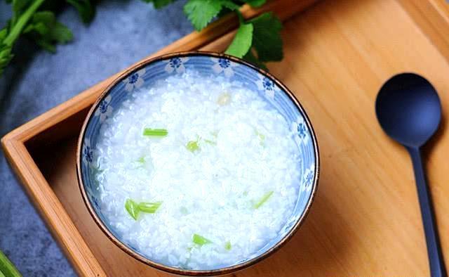 【糯米芹菜粥】 食材 主料 糯米100克 芹菜一根 辅料 水 适量 过程