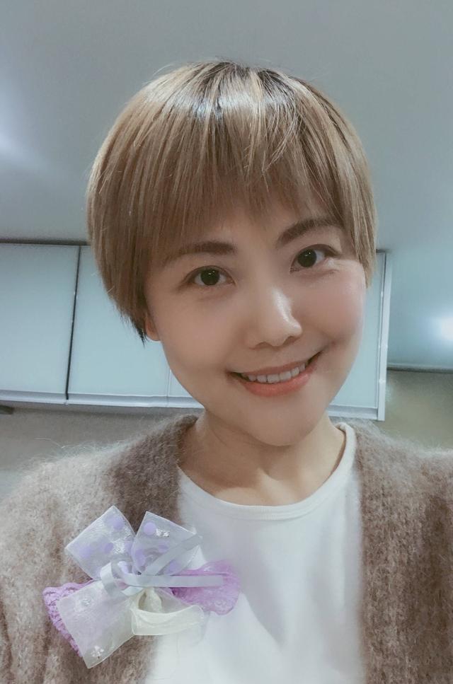 柳红扮演者陈莹晒美照,黄发抢眼颜值胜过林心如
