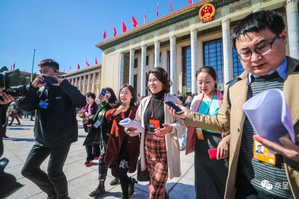 3月5日,开幕会结束后,几名少数民族代表走出大会堂.