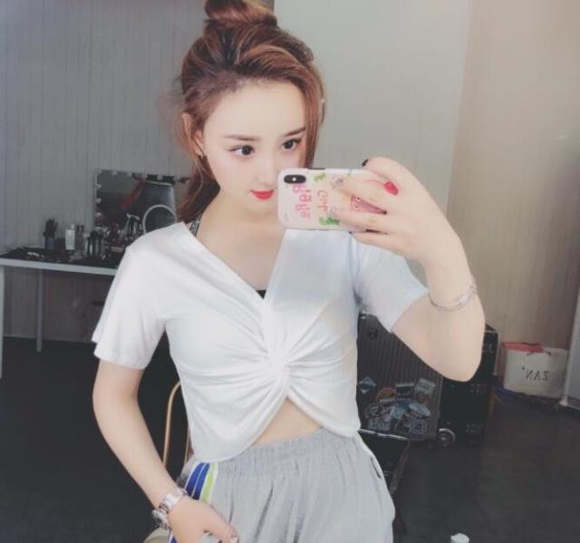 快手第一电商达人娃娃姐自主创业购700万豪车劳斯莱斯