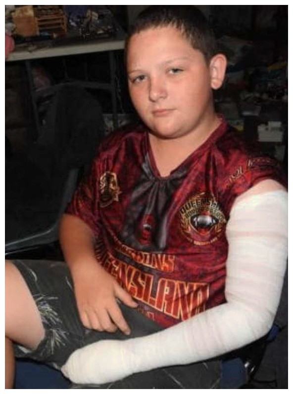 小男孩被蟒蛇缠绕,家长们无计可施,最后一个小玩具帮了大忙