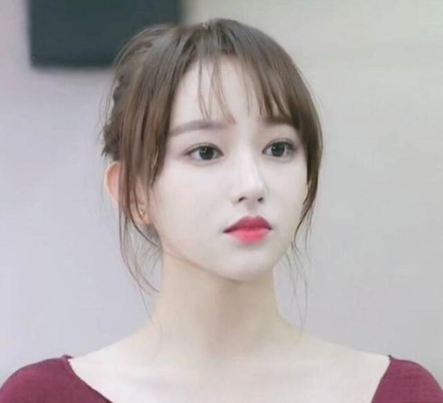 鹿晗,张艺兴,等等明星,都凭借这种方式在国内红了起来,程潇平时是能唱