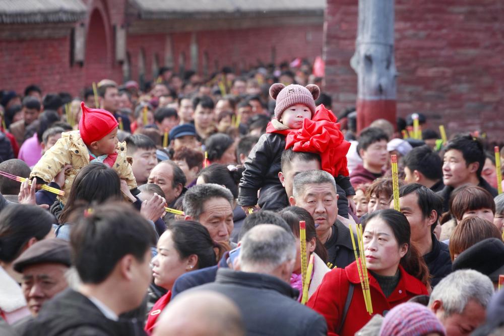 实拍"天下第一庙会:二月二淮阳太昊陵庙会,人多得望不到头