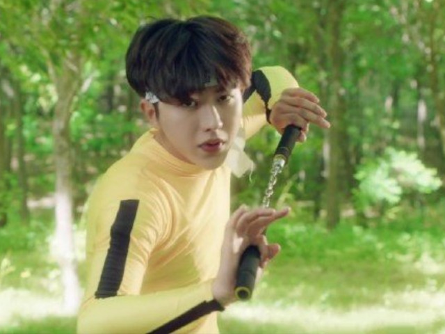 蔡徐坤cos李小龙,黄色紧身衣加双截棍,弹幕相当感人!