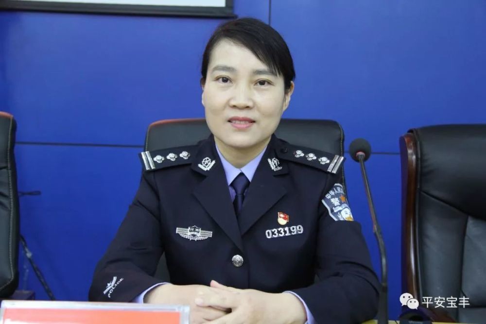 诗词大会季军,市公安局治安和出入境管理支队副支队长胡艳琴做主讲,为