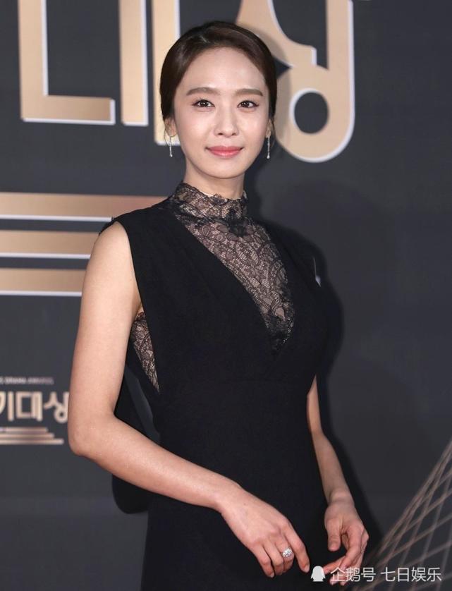 说起朴贞雅来,她原本是在女子组合jewelry以队长身份活动,后来因为