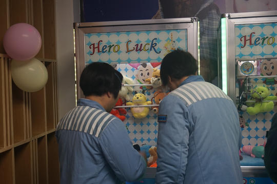 化完妆,换上了连衣裙的服刑人员高露(化名),坐在特意挑选的沙滩背景墙