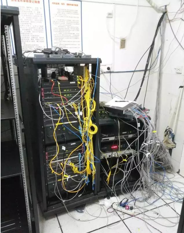 看到这样的机房你就会知道为什么网经常会掉线了