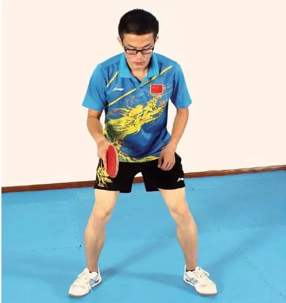 反交叉步靠近来球方向的脚做一小垫步并蹬地起动,身体向来球方向转动