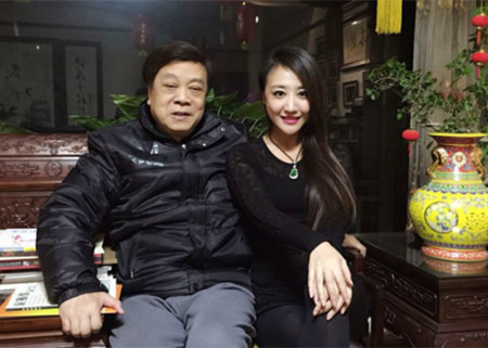 77岁赵忠祥近照曝光,娇妻竟美过倪萍?5亿豪宅