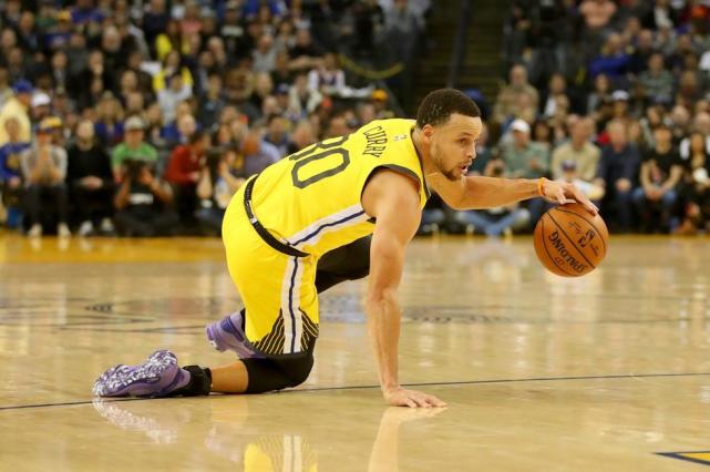 勇士胜掘金 考神反手上篮库里跪地运球_腾讯新闻