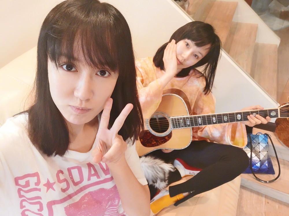 娄艺潇和黄龄晒自拍,俩人组乐队一起出道的节奏?