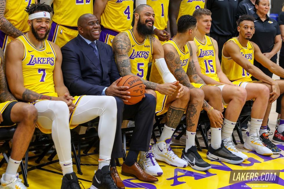 湖人队拍摄本赛季全家福 詹皇面露笑容气氛轻松