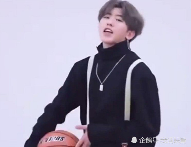 蔡徐坤打篮球视频在国外火了,外国网友评论亮