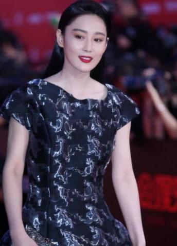 张馨予出席活动,却被"纹身"抢镜,网友:这位置真新鲜啊!