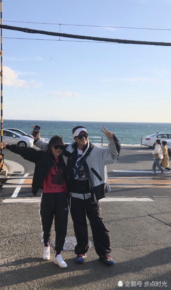 杜江霍思燕夫妇同游日本,夫妻表情动作同步超