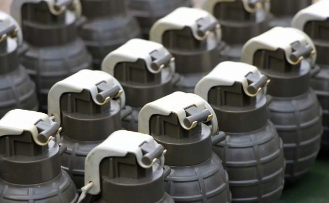 德国m-dn31式手榴弹是在m26a2式手榴弹上增加一只保险夹设计而成的