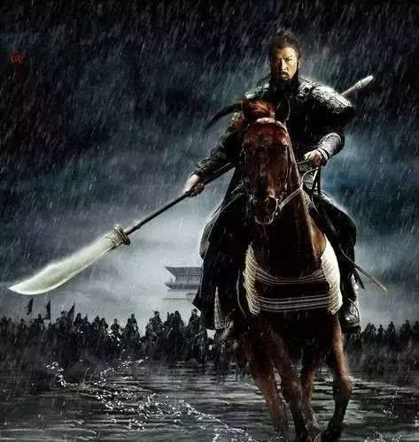 单刀赴会,失刀夺刀等等,青龙偃月刀在小说中出现的时间甚至比关羽还长