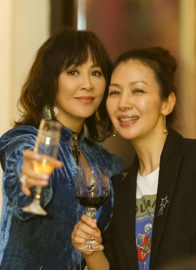 胡军全家和林青霞刘嘉玲同框,康康长成帅气小伙,开心的挨着干妈