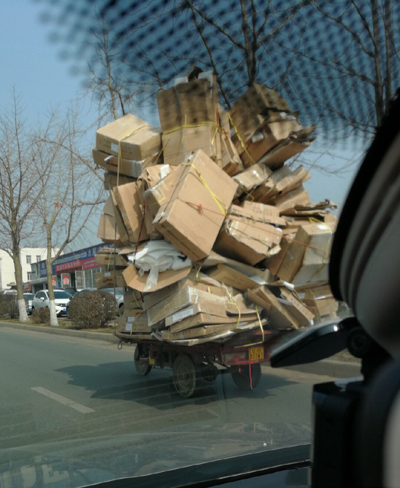 "最牛三轮车"拉6米多高纸箱上路!网友:太危险!