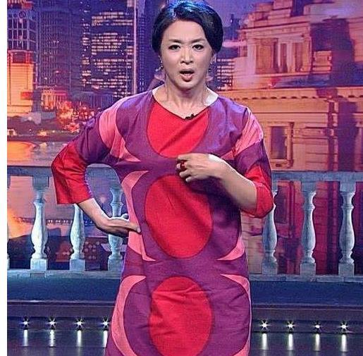 金星孕妇装霸气出镜双手挺腰凸现小腹网友真的怀孕了