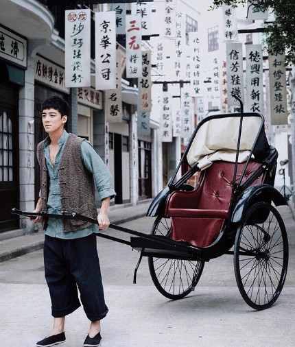 近日热播的无线新剧《福尔摩师奶》,余德丞饰演车夫.