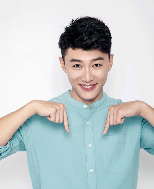 近期在热播剧《招摇》中,代旭饰演的"姜武"表现也很出彩,演技可圈可点