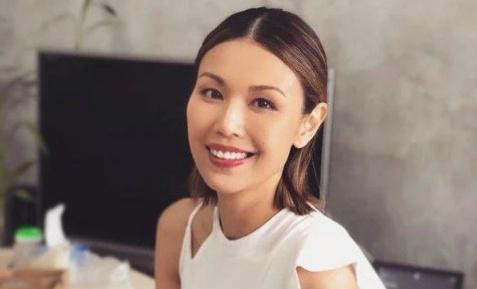 但其实两人并没有关系,黄家驹去世那年何嘉莉才