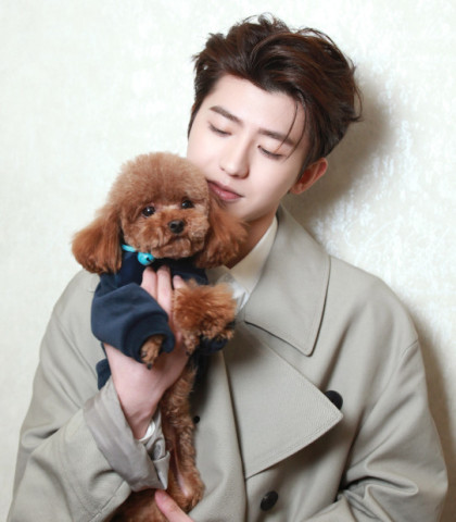 蔡徐坤身穿黄色连体衣,手持双节棍cos李小龙,竟意外的神似