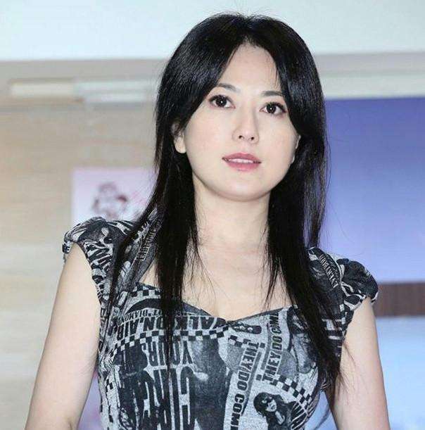 她是金城武前女友,曾两次嫁入豪门,今年近60和儿子合影如姐弟