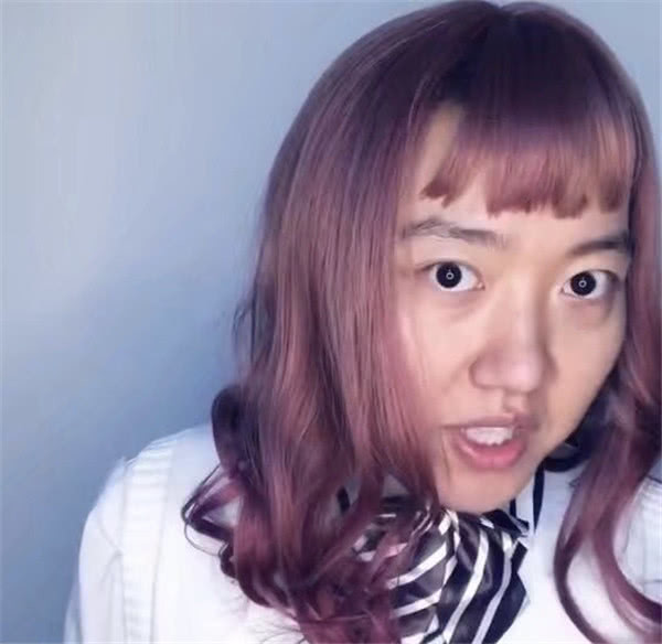 抖音最火的女装大佬,真实面目被曝光,网友:真的是辣眼睛!