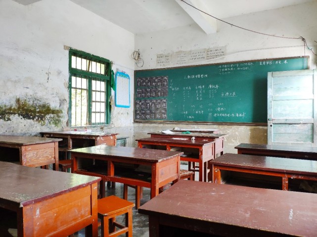 校舍是危房,教室的窗户玻璃是坏的,即便考虑到这里是北回归线以南,但
