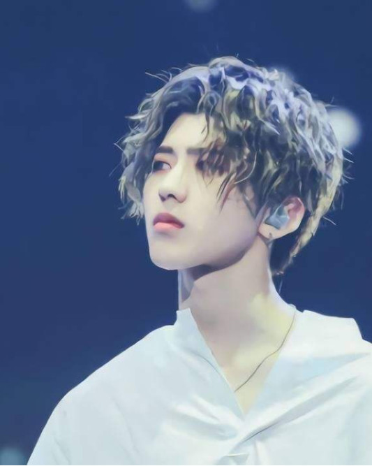 蔡徐坤cos李小龙,看到照片后,网友:还是唱歌适合你!