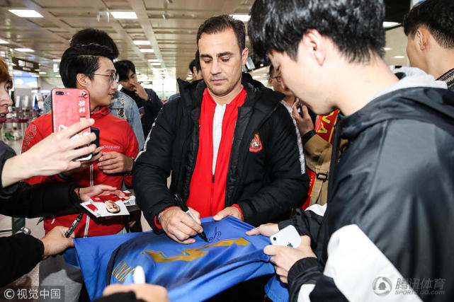 卡纳瓦罗为韩国球迷签名.
