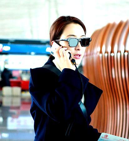 马苏霸气外露似帅气女特工,穿黑大衣摆冷酷脸现"女王攻"