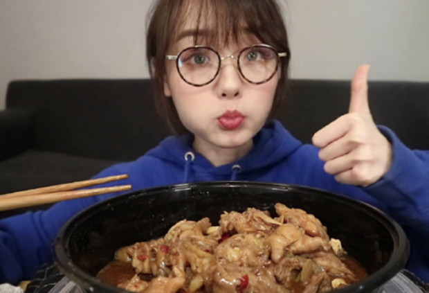 中国最有名的大胃王网红,密子君长胖,她7分内吃15桶火鸡面!