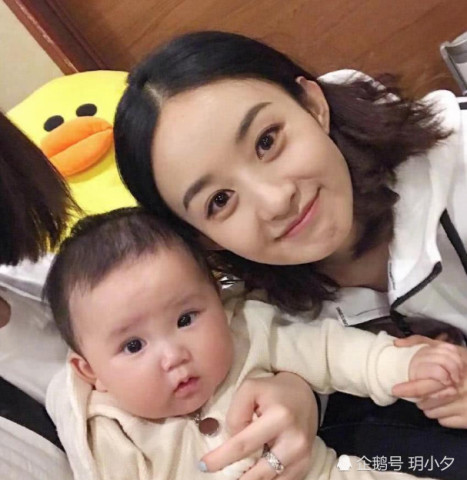 看了杨幂和杨颖生完孩子出院的样子,再看赵丽