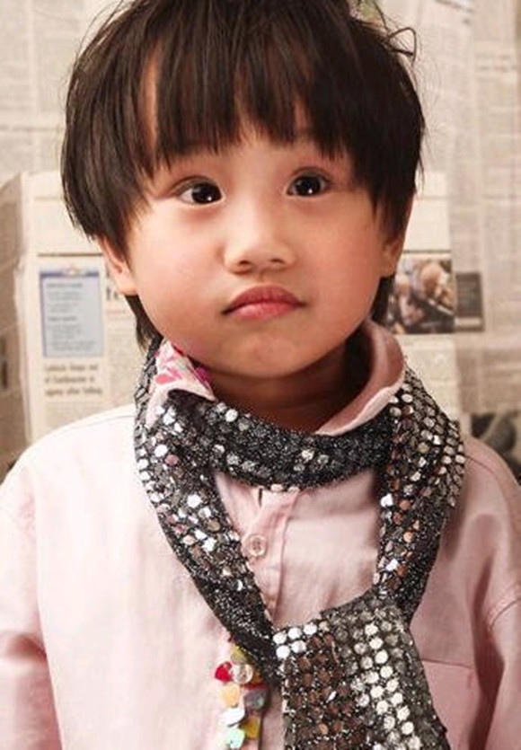 3岁开始演戏,父母却拿他当童星赚钱,消失5年后,如今成这样|小小彬