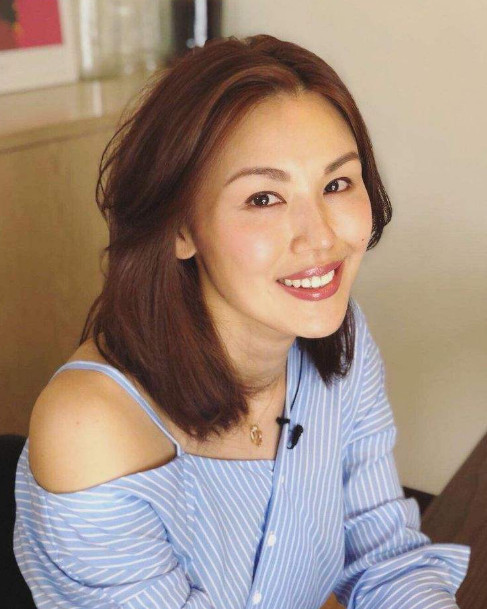 最近,已经将近四十岁的香港女歌手何嘉莉生下第三个孩子.