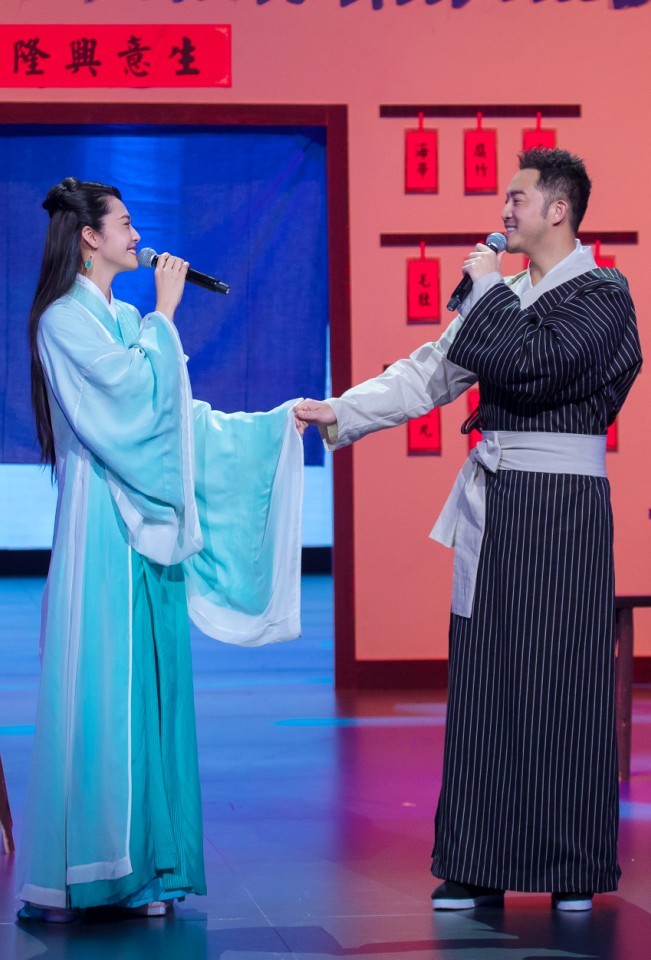 《武林外传》播出13年,姚晨和沙溢同台演唱,39岁容貌依旧!