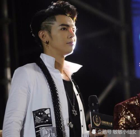 杨颖在阳光下出席活动,鼻子有假体透光?专家: