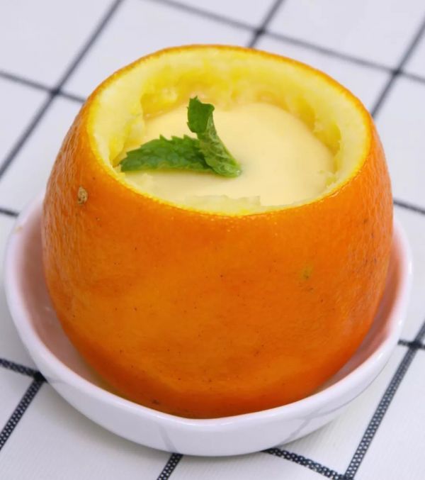 滑嫩的蒸蛋配上橙子香甜的果香,感觉像是在吃布丁,甜甜蜜蜜的,最重