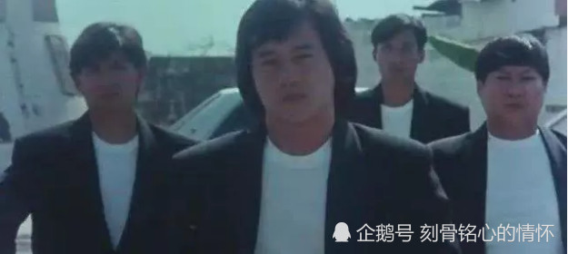 还记得成龙《火烧岛》那个撑伞美女吗?51岁还惊艳了时光!