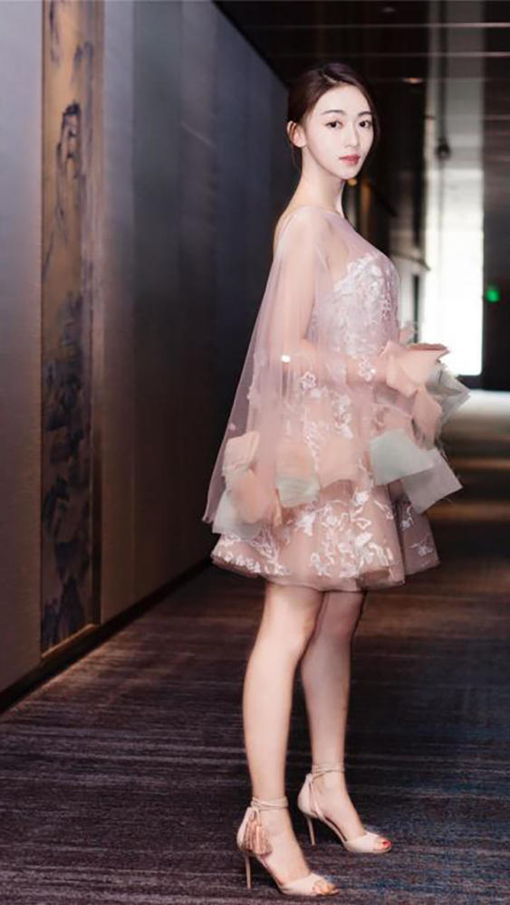 吴谨言打扮成娇嫩少女,"香肠腿"美呆了